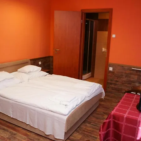 Malomudvar Etterem Cukraszda Panzio Es Rendezvenyhaz Дьёндьёш