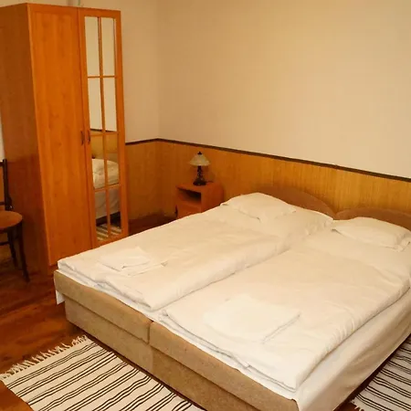 Malomudvar Etterem Cukraszda Panzio Es Rendezvenyhaz Дьёндьёш