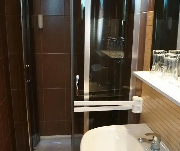 Malomudvar Etterem Cukraszda Panzio Es Rendezvenyhaz Bed & Breakfast Gyöngyös