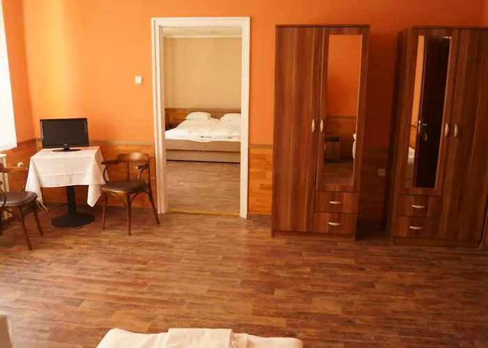 Malomudvar Etterem Cukraszda Panzio Es Rendezvenyhaz Bed & Breakfast Gyöngyös