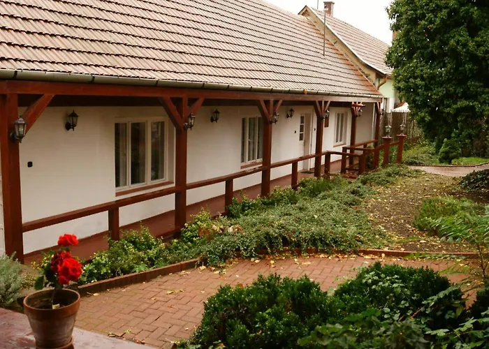 Bed & Breakfast Malomudvar Etterem Cukraszda Panzio Es Rendezvenyhaz
